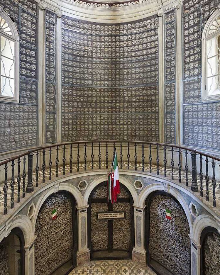 Das Beinhaus (Ossario) von Solferino, in dem die Überreste der in der Schlacht gefallenen Soldaten ruhen (Jörg F. Müller / DRK) Das Beinhaus (Ossario) von Solferino, in dem die Überreste der in der Schlacht gefallenen Soldaten ruhen (Jörg F. Müller / DRK)