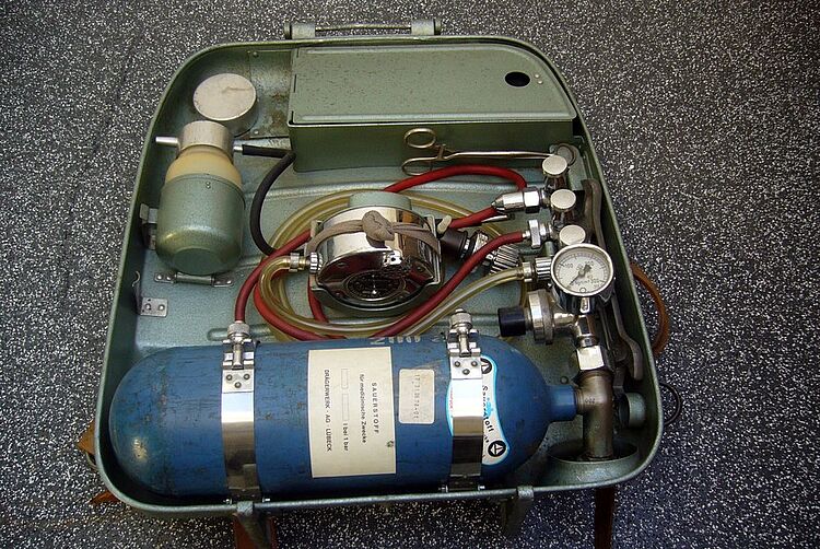 Instrumentarium zur Rettung von verschütteten Bergleuten: Koffer mit Beatmungsgerät (DRK KV Essen) Instrumentarium zur Rettung von verschütteten Bergleuten: Koffer mit Beatmungsgerät (DRK KV Essen)